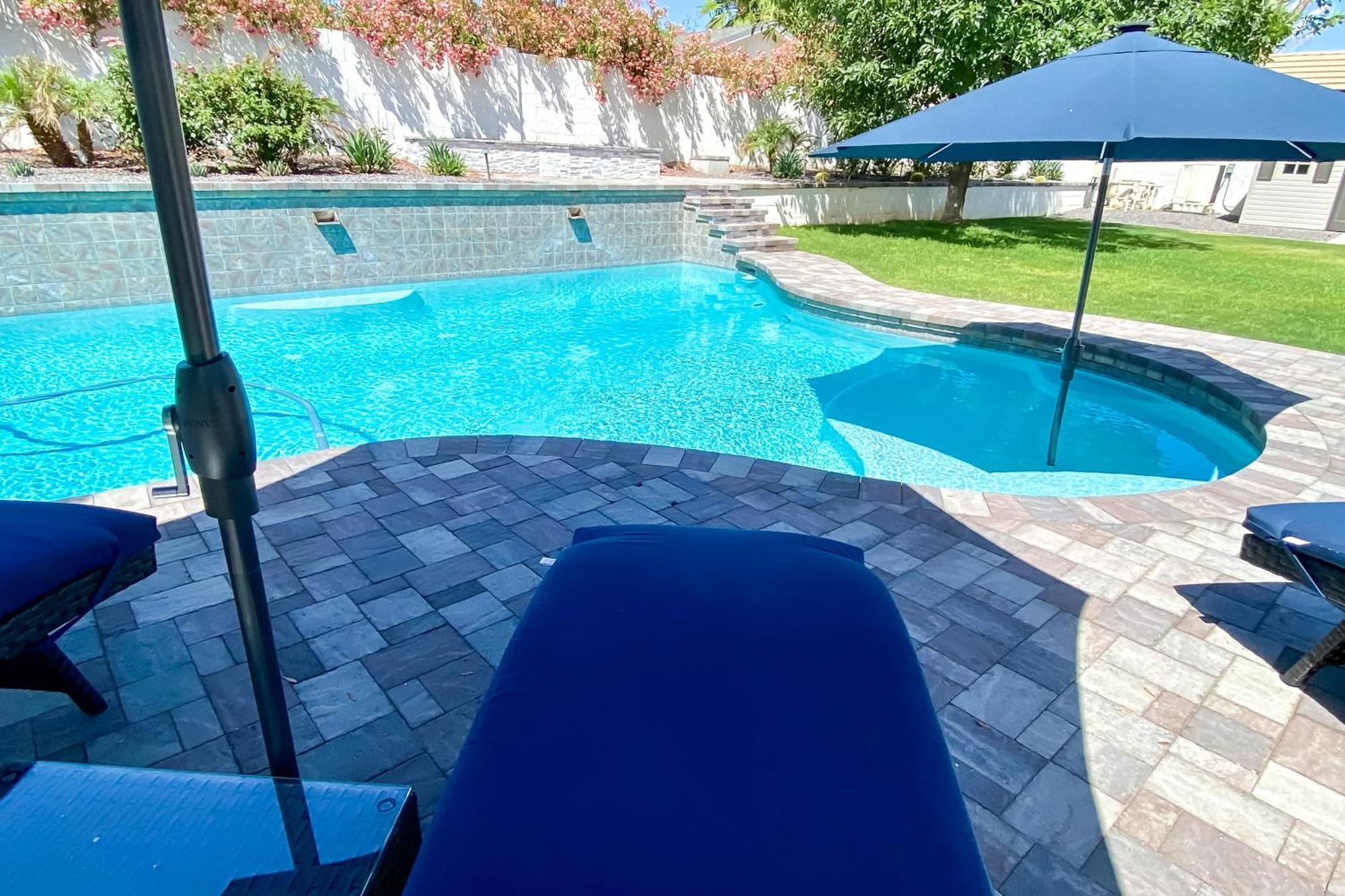 Sunny With Heated Pool And Patio
