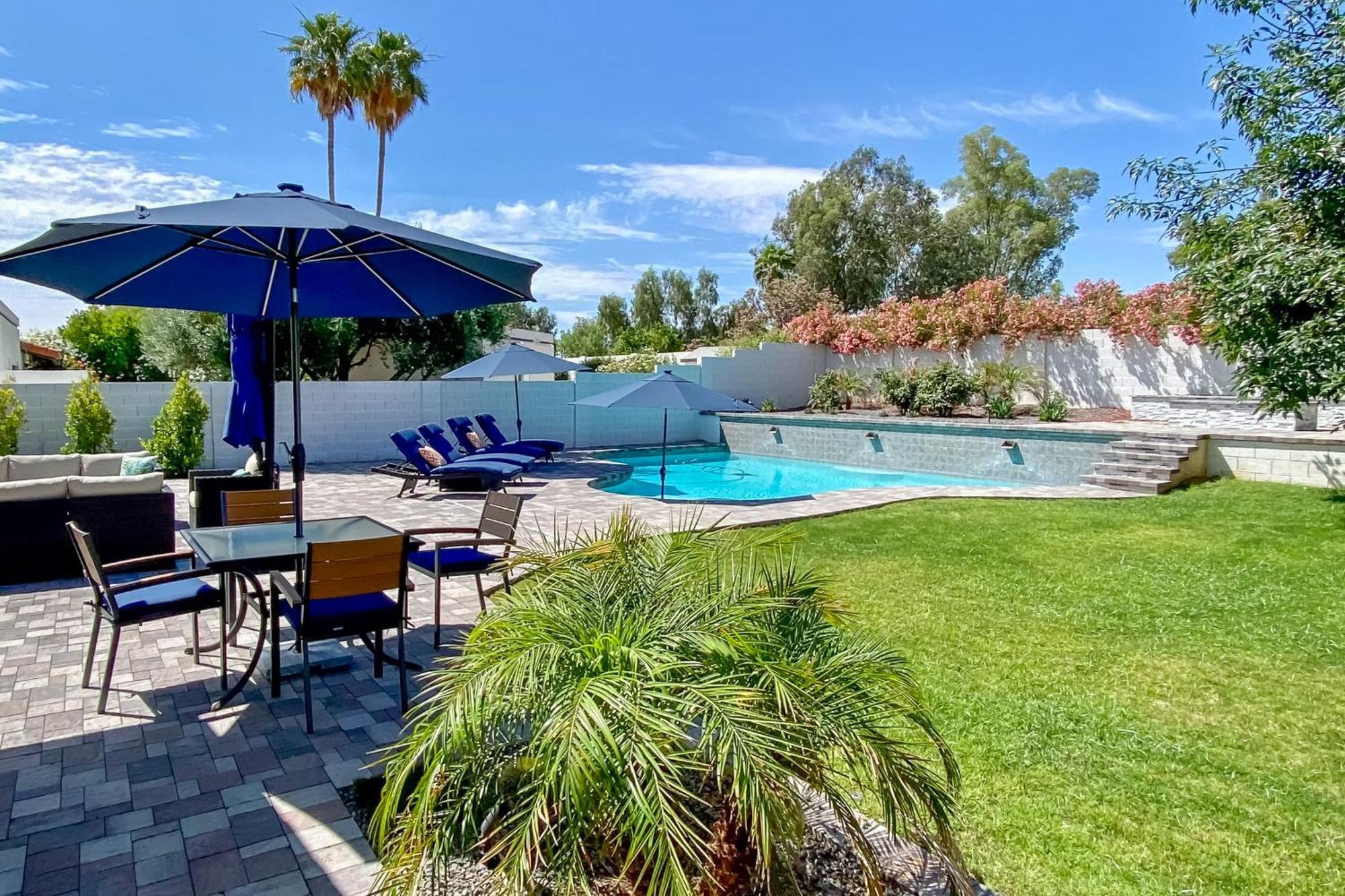 Sunny With Heated Pool And Patio Holiday home